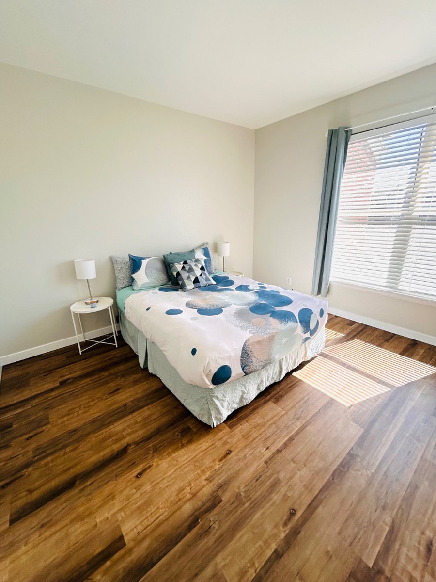 2nd bedroom with queen size bed