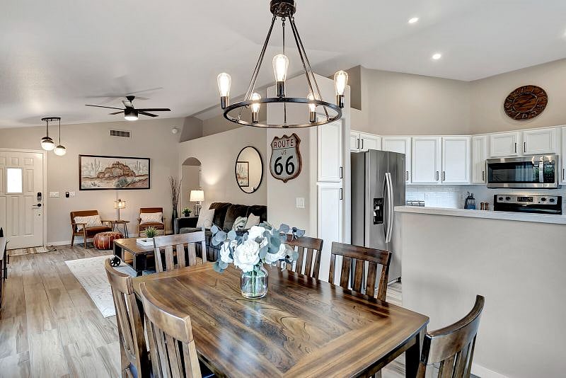 Dining for 6 overlooks the kitchen