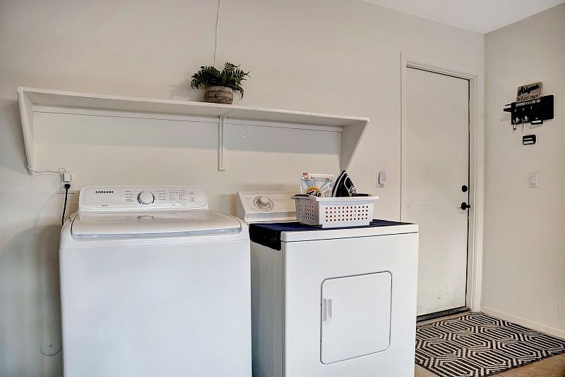 Full-size Washer/Dryer available in attached 2car garage