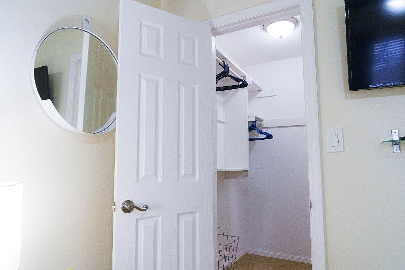 Guestroom 2 - closet
