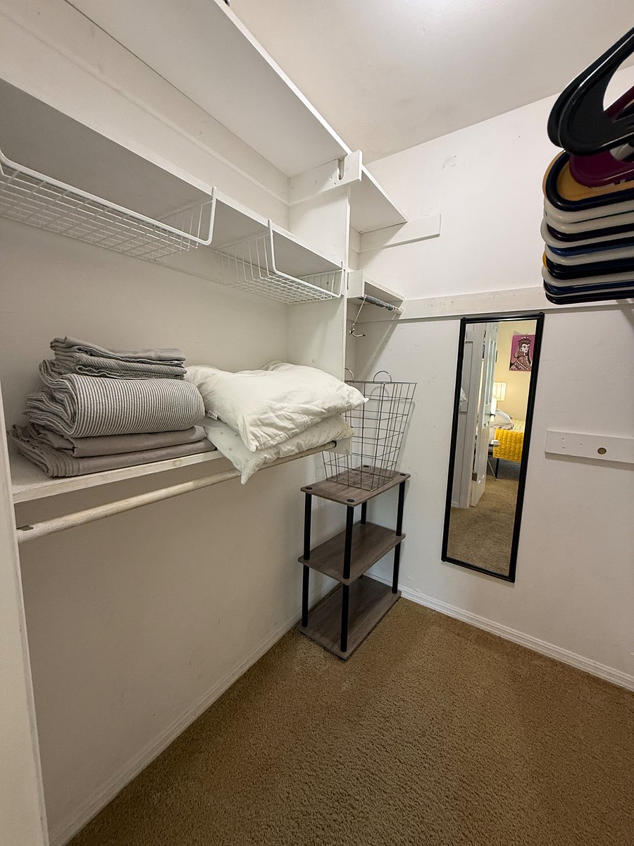 Guestroom 2 - closet