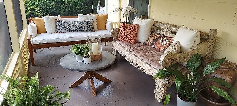 Relax in the screened in porch overlooking the view of the hospital