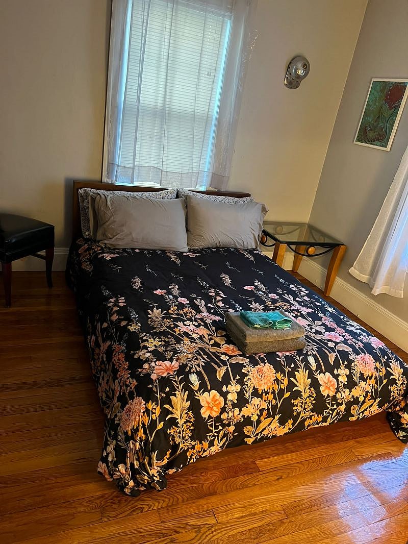 Second bedroom with queen bed +closet