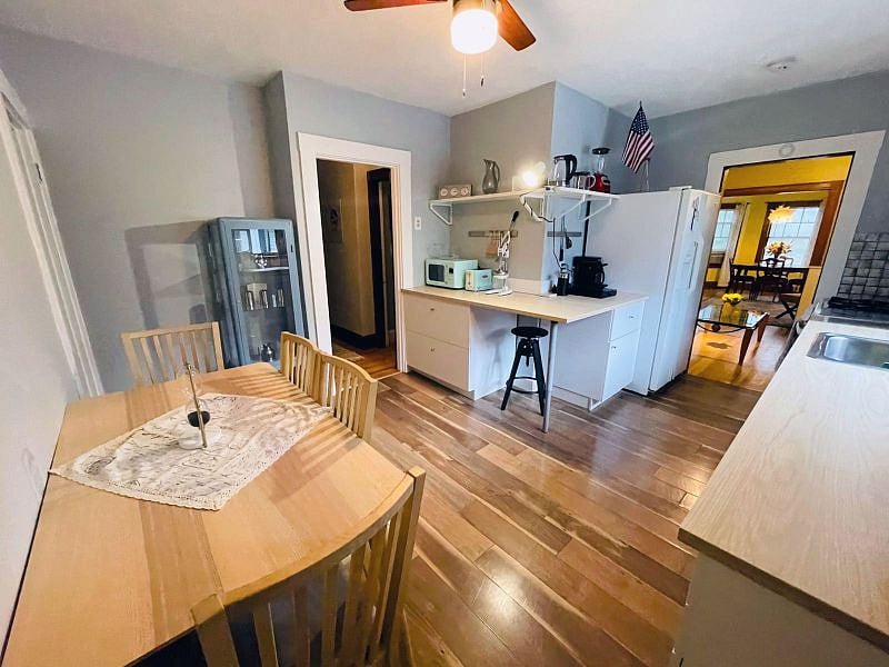 Dine in kitchen