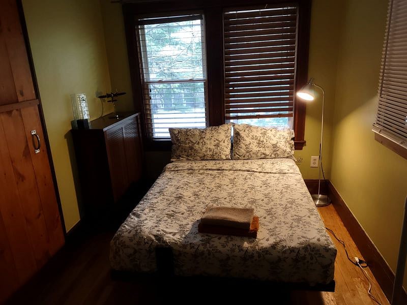 Small bedroom full bed