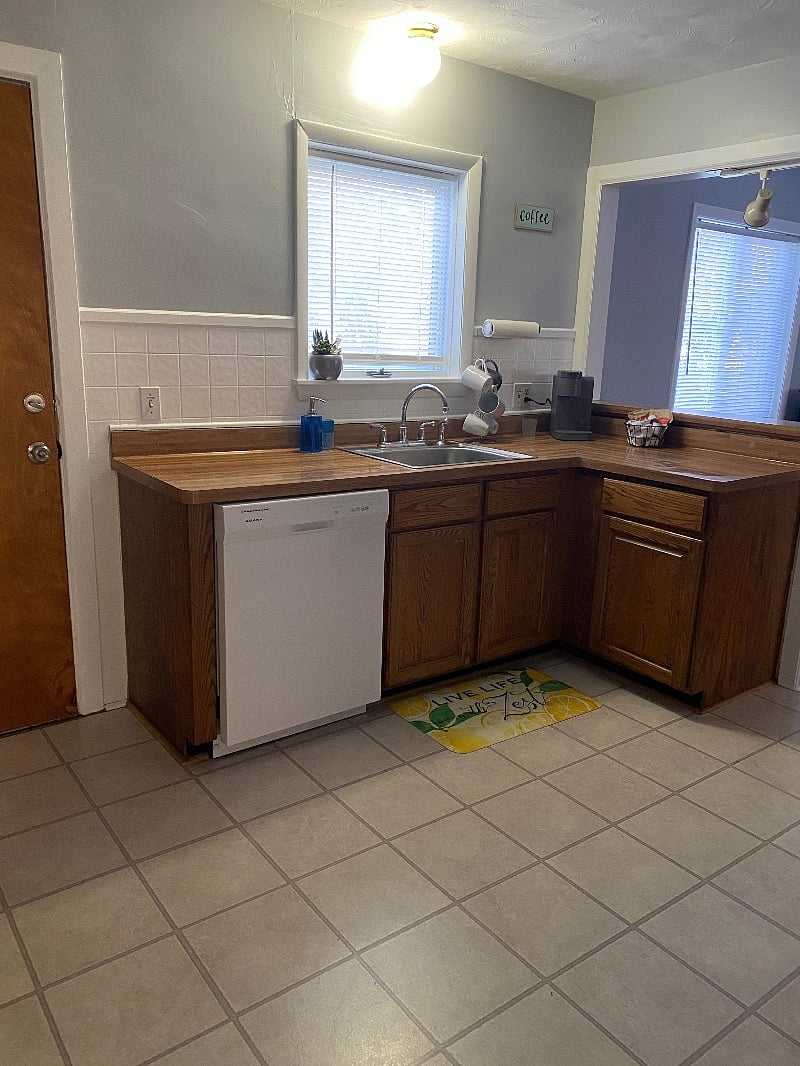 Kitchen with dishwasher