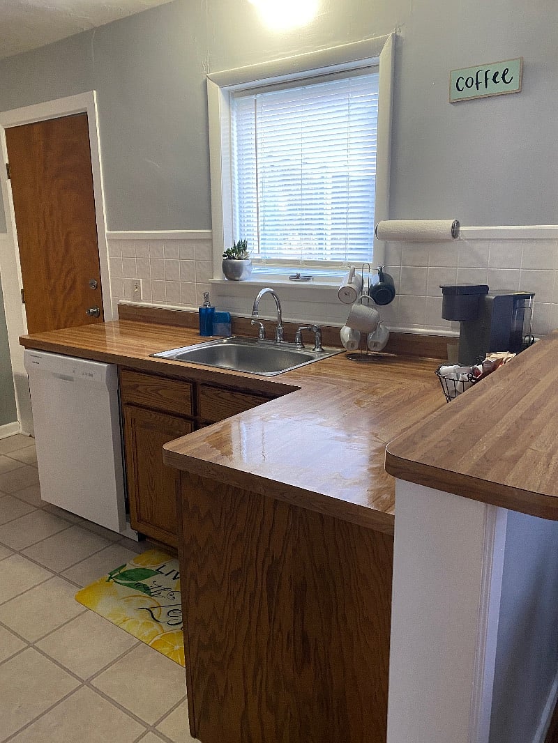 Kitchen W/ dishwasher