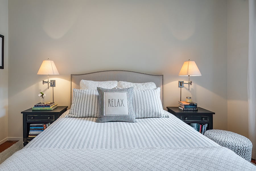 Comfortable queen size thermapedic mattress with great reading lamps on both sides of bed.