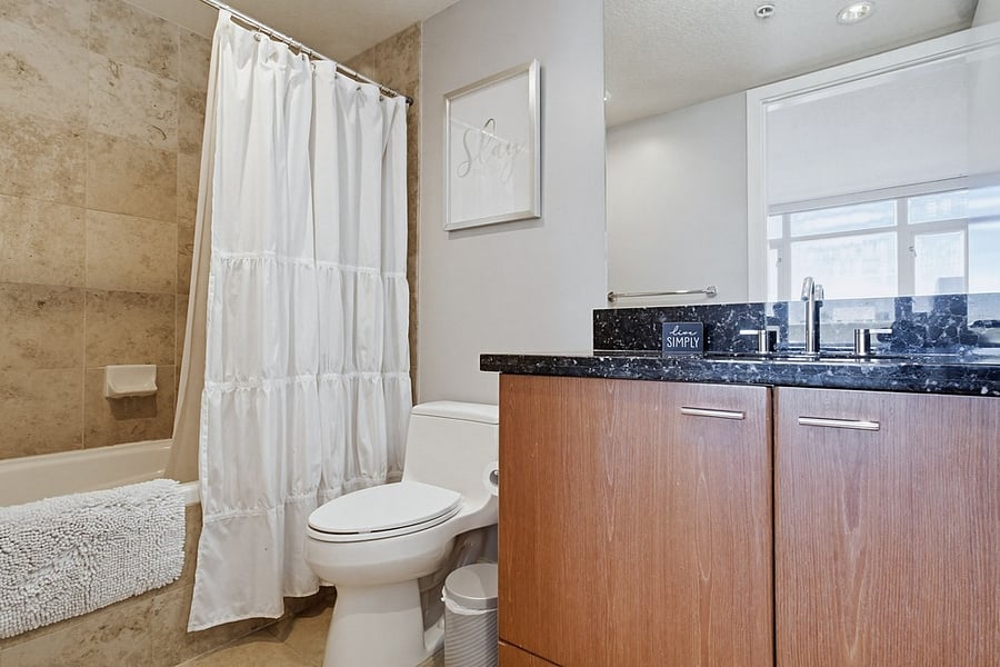 2nd bedroom with tub