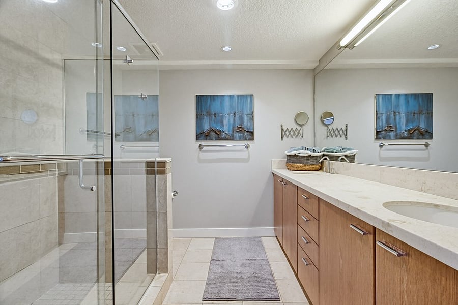 Ensuite primary bath with 2 sinks