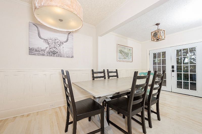 [Dining area] Enjoy meals in the cozy dining room with lots of natural light. Dining table doubles as a workspace. (Hastings 3/2.5)