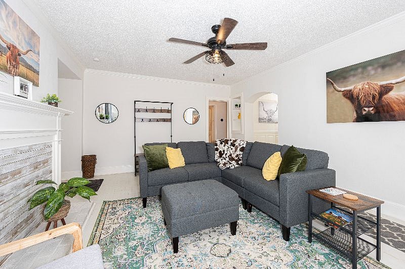 [Living room] (Hastings 3/2.5)