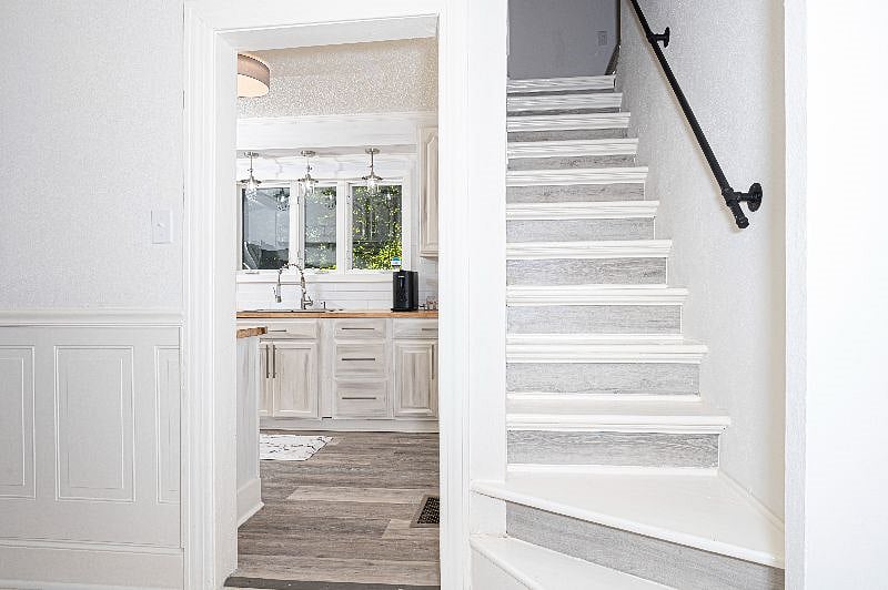 Head upstairs to the Master bedroom or into the kitchen to cook up a storm! (Hastings 3/2.5)