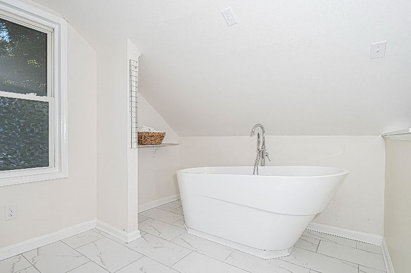 [Master Bathroom] Relax in this freestanding tub after a long day! (Hastings 3/2.5)