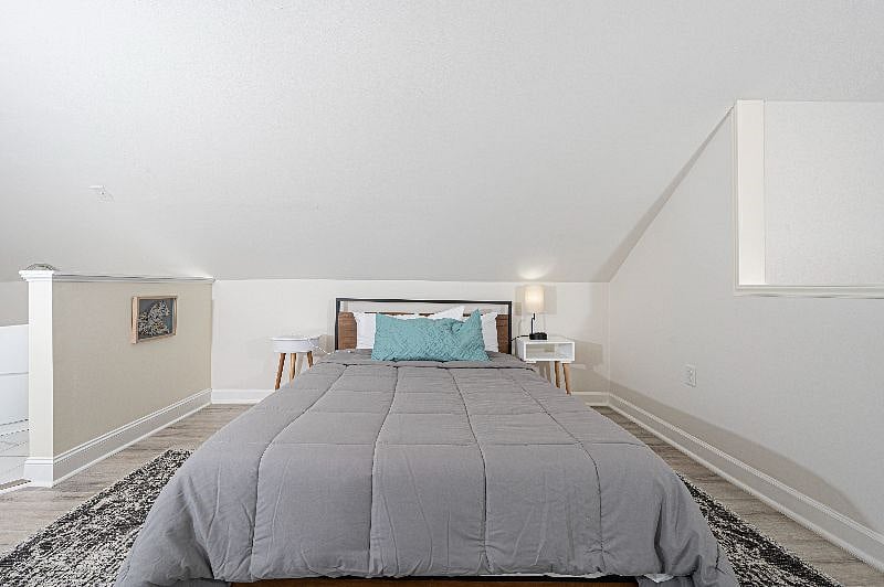 [Master Bedroom] The most comfortable queen size bed. Feels like you are sleeping in the clouds. (Hastings 3/2.5)