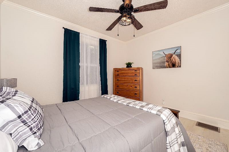 [Medium Bedroom] (Hastings 3/2.5)