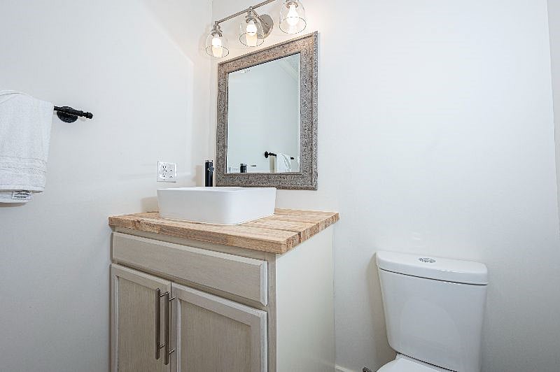 [Half Bathroom] The ideal space to take care of yourself and feel fresh for the day. Plenty of hot water & great water pressure! Just off of the living hall where the two bedrooms are located.
(Hastings 3/2.5)