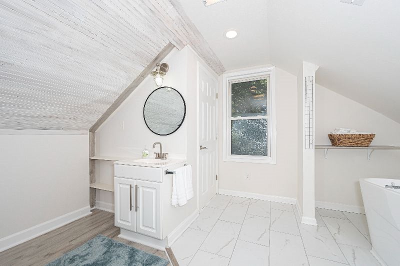[Master Bath] One of a kind! (Hastings 3/2.5)