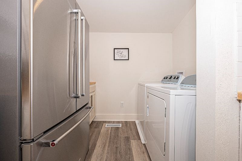 [Laundry room] Washer & dryer makes doing laundry easy. Ironing board & iron also provided. (Hastings 3/2.5)