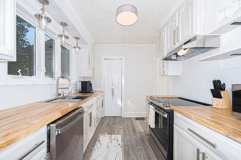 [Kitchen] Cook up a feast in the fully equipped kitchen, features stainless steel appliances, large sink for easy clean up. Coffee maker for all the coffee lovers out there! (Hastings 3/2.5)