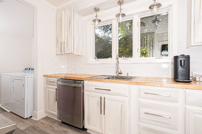 [Kitchen] Well equipped and stocked kitchen makes preparing meals a breeze. (Hastings 3/2.5)