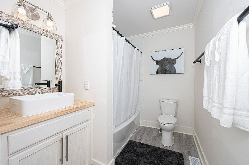 [Full Bathroom] (Hastings 3/2.5)