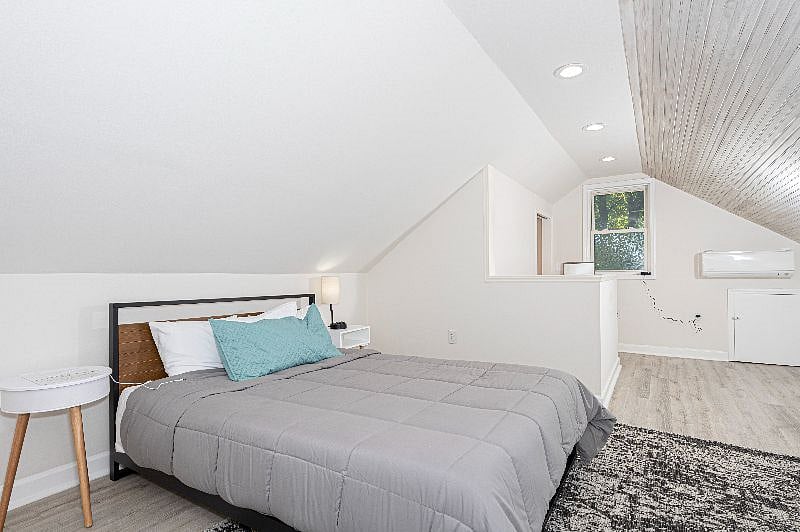 [Master Bedroom] The most comfortable queen size bed for a day time nap or a dreamy night sleep. You'll love how it feels! (Hastings 3/2.5)