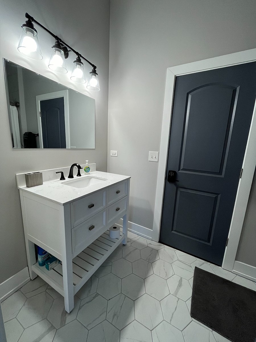 Private Bedroom 1: Ensuite bathroom