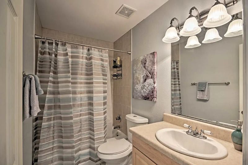 Upstairs Full Bathroom