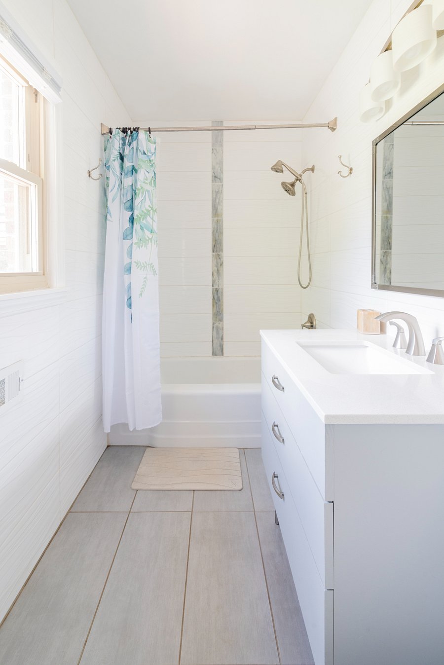 Primary en-suite bathroom