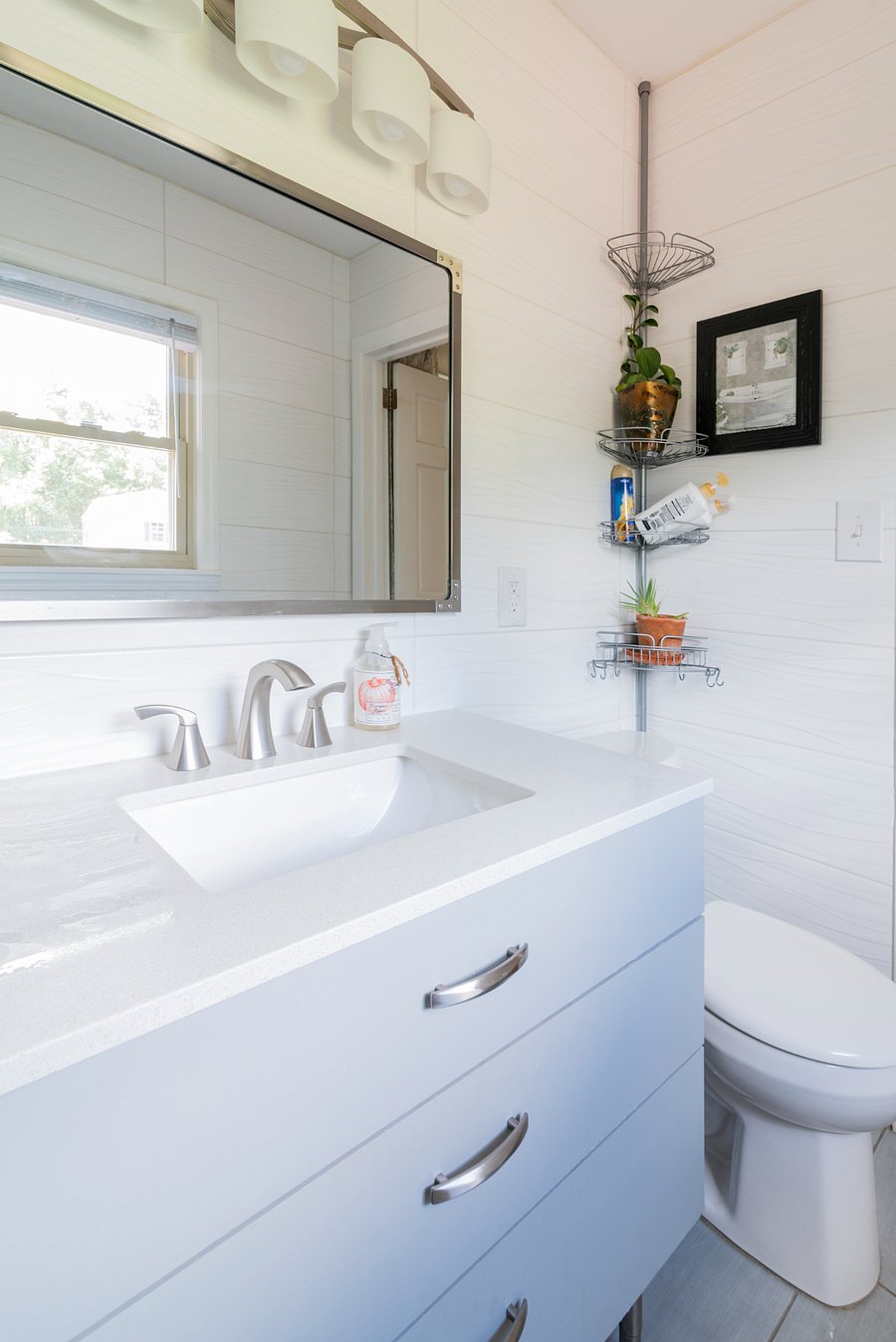 Primary en-suite bathroom