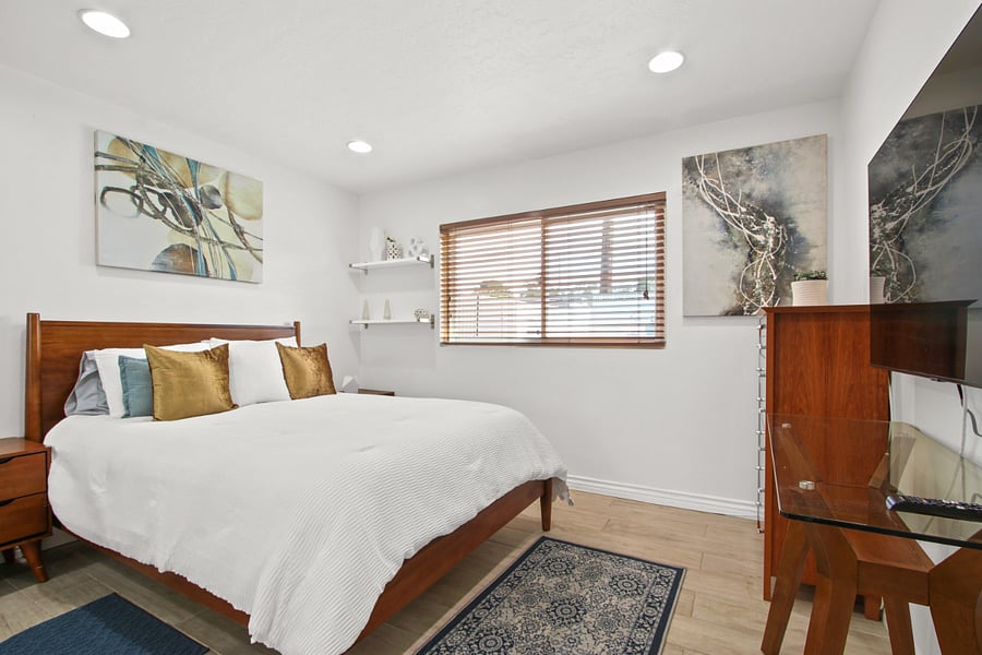 Downstairs Bedroom - Queen Bed 

