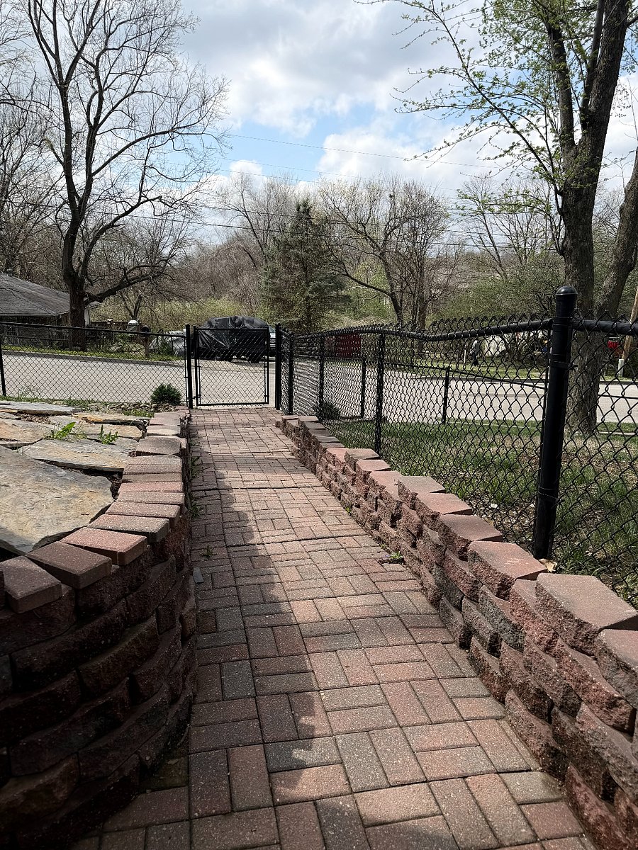 PRIVATE walkway to Apt. 