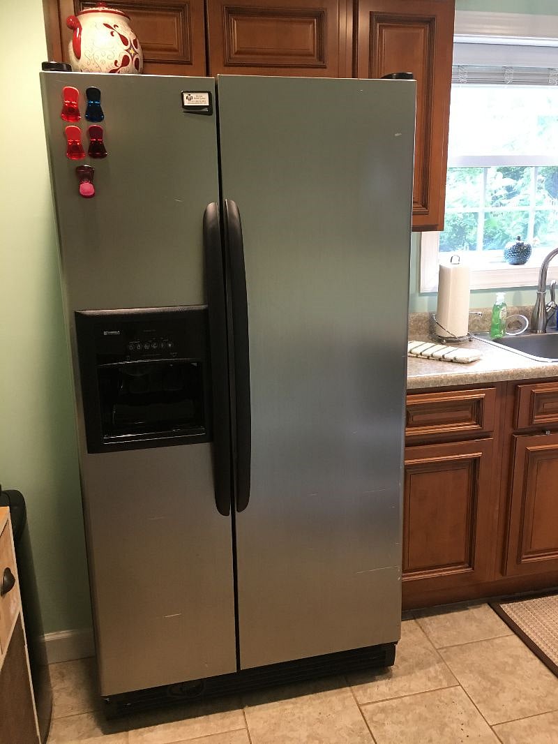 Side By Side refrigerator with filtered ice maker and water