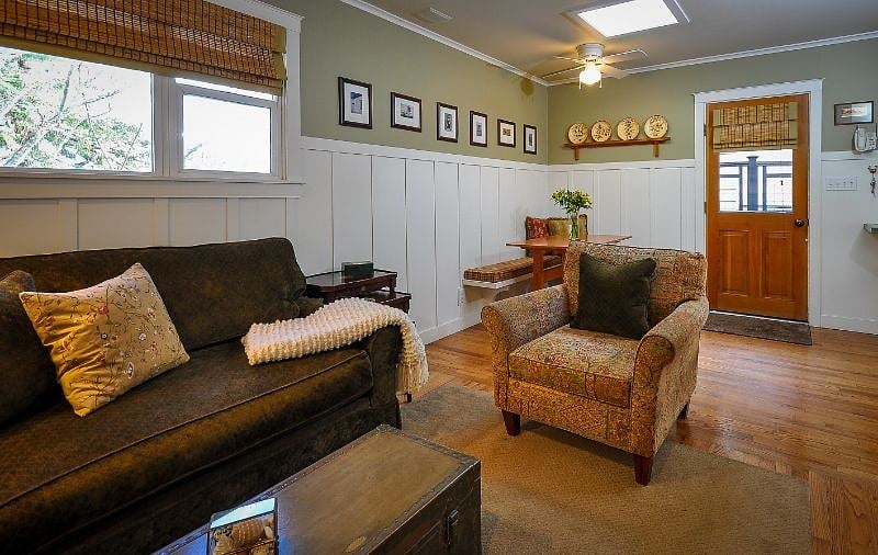 Cozy Sitting Room adjacent to Dining area
