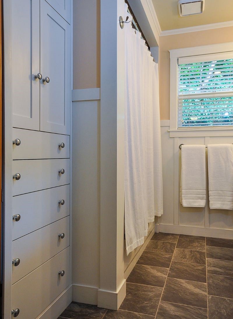 Tub/Shower & Storage
