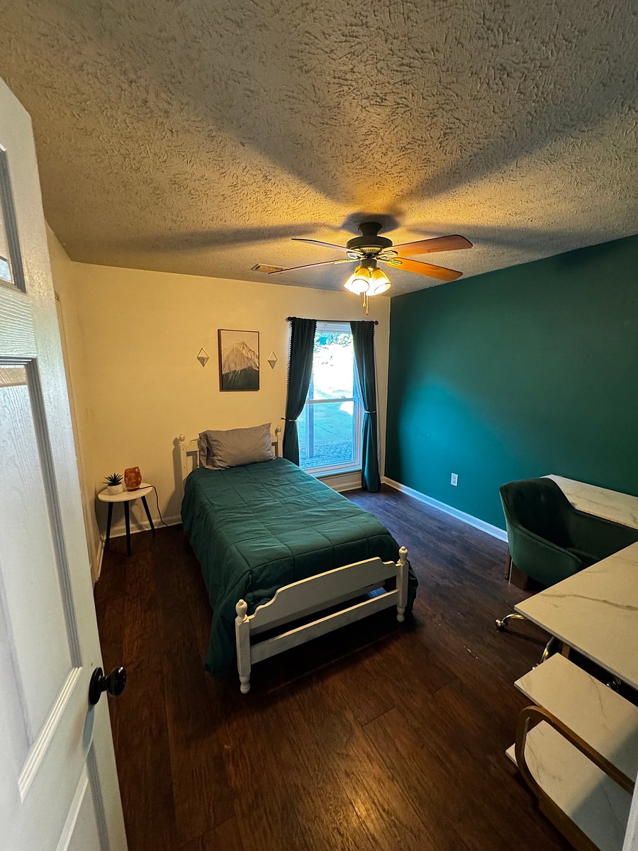 Twin bed guest room with desk 