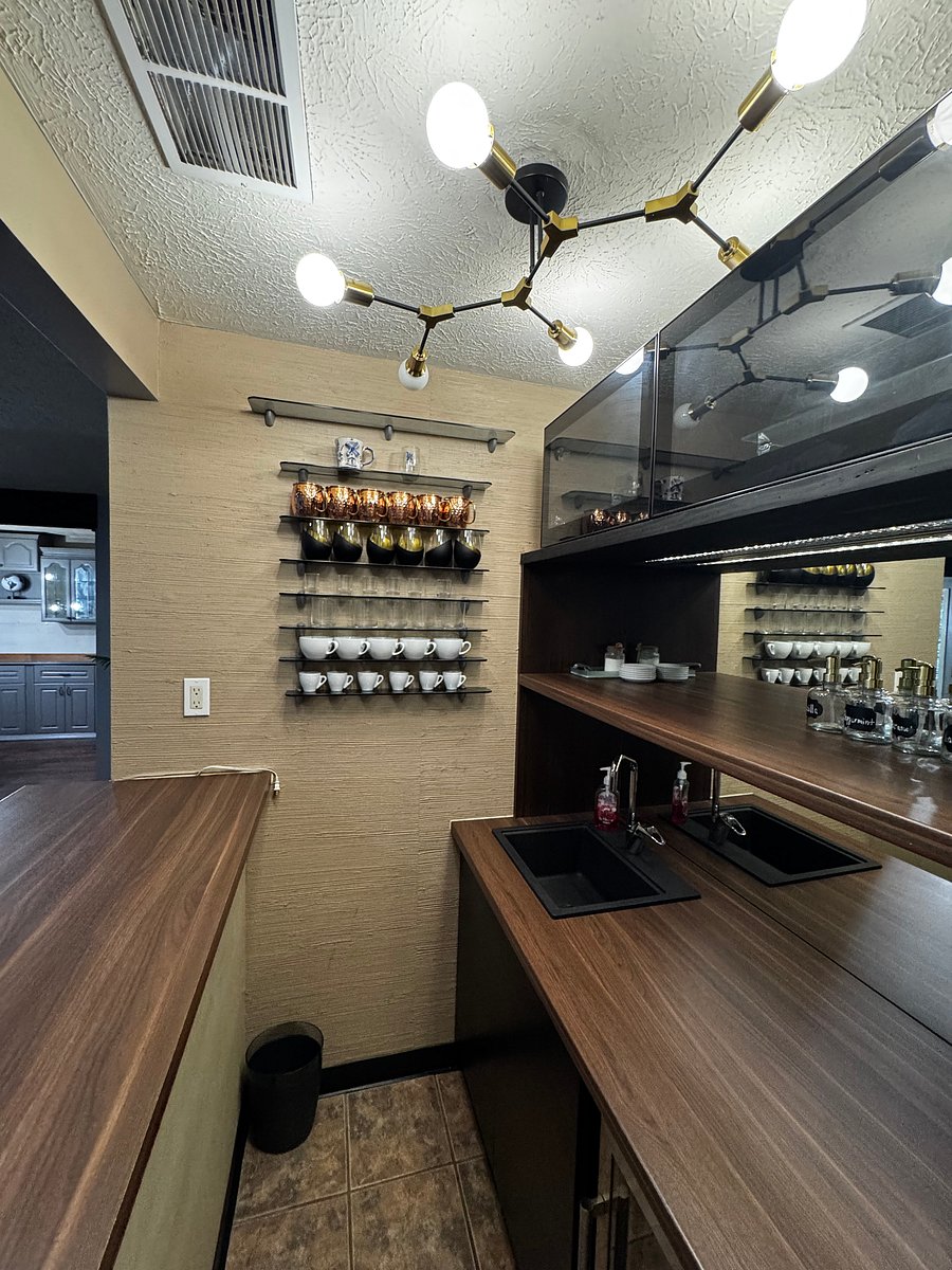 Bar area with mini fridge for drinks