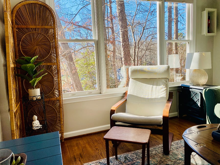 Great spot for reading, watching tv, sipping tea/coffee, or just enjoying the treetop view of magnolia trees and Japanese maples.