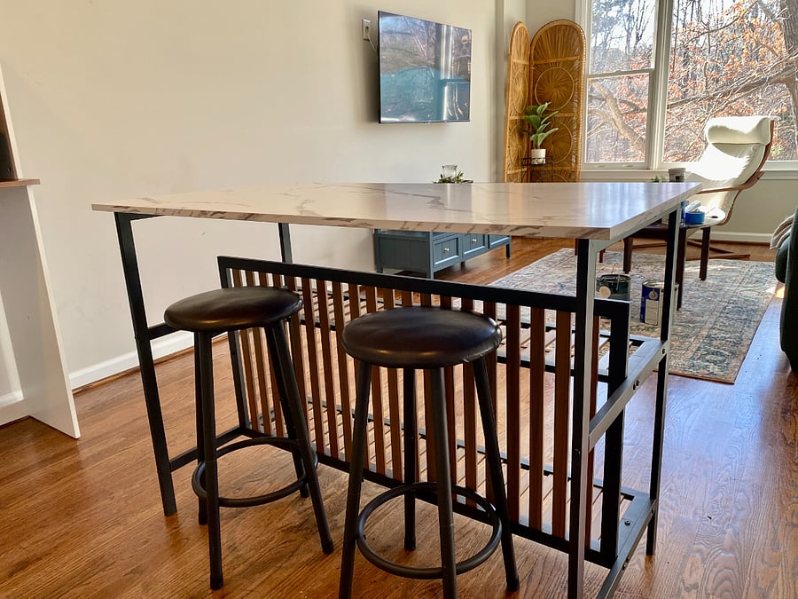 Kitchen island/bar so you can sit and enjoy a bit of nature before starting your day. Doubles as extra work space for those who like to cook.