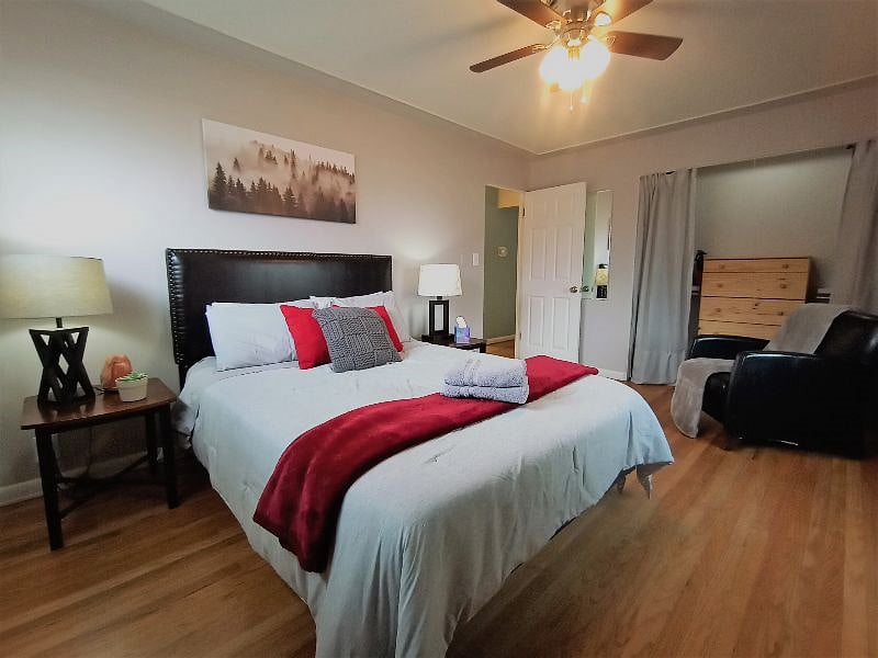 Bedroom 1: Queen Bed