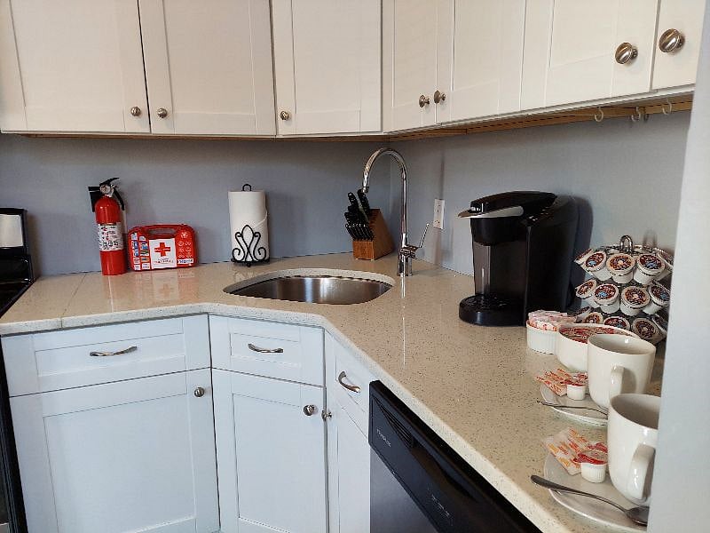 Cutlery/knives and plenty of paper towels