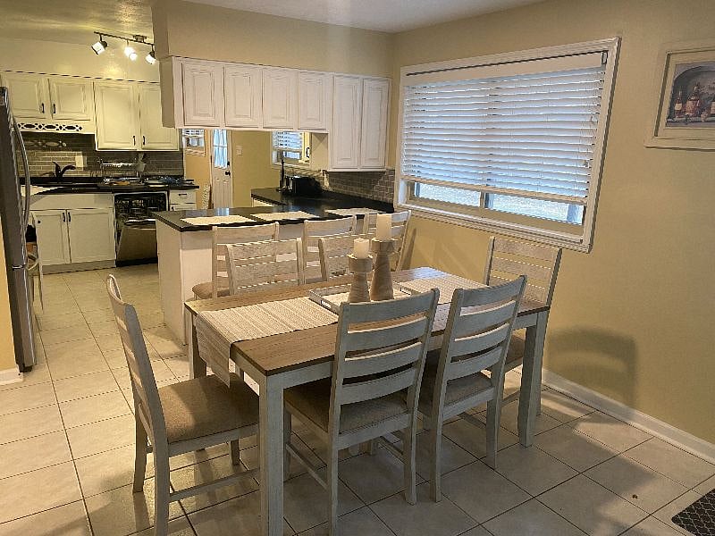 DINING AREA WITH BREAKFAST BAR
