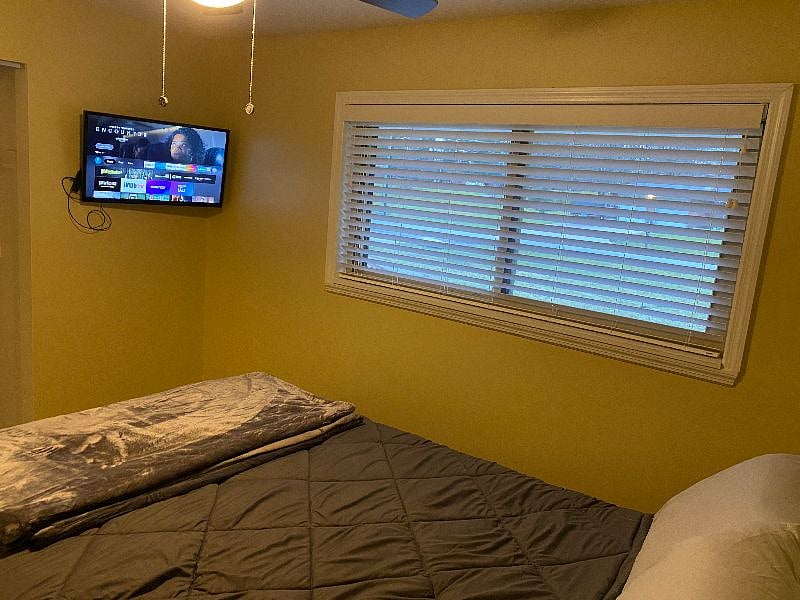 BUILTIN IN TV'S ALL BEDROOMS INCLUDING SAMSUNG PLUS TV 1000 CHANNELS, HBO MAX, PRIME VIDEO