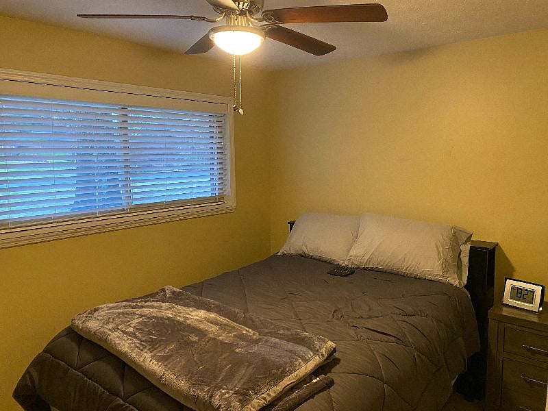 1ST BEDROOM WITH QUEEN RETRACTABLE BED