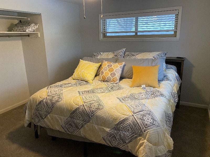 MASTER BEDROOM WITH KING RETRACTABLE BED