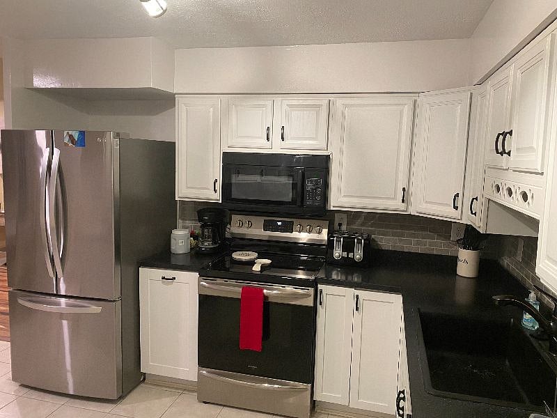 FULLY EQUIPPED KITCHEN BUILTIN MICROWAVE DISHWASHER, STOVE WITH BUILTIN AIRFRYER