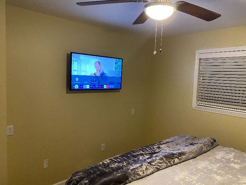 SECOND BEDROOM BUILTIN IN TV'S ALL BEDROOMS INCLUDING SAMSUNG PLUS TV 1000 CHANNELS, HBO MAX, PRIME VIDEO