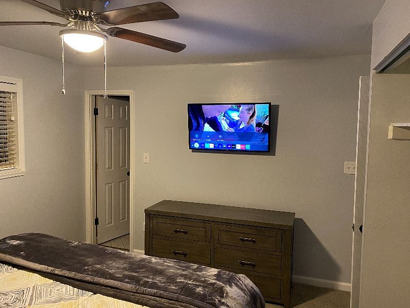 MASTER BEDROOM BUILTIN IN TV'S ALL BEDROOMS INCLUDING SAMSUNG PLUS TV 1000 CHANNELS, HBO MAX, PRIME VIDEO