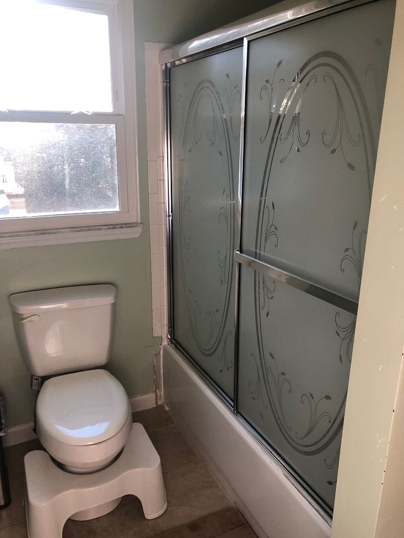 Private bathroom shower/tub combo